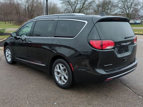 Used 2018 Chrysler Pacifica Touring-L Plus w/ Tire & Wheel Group FWD image 3