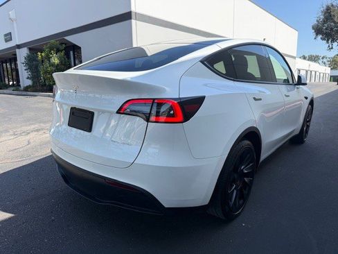 Used 2024 Tesla Model Y 2WD image 3