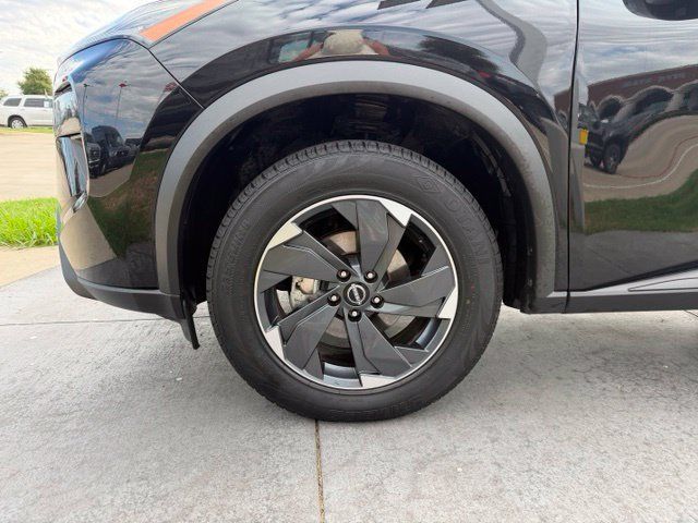 Used 2025 Nissan Rogue SV AWD/4WD image 4