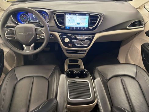 Used 2024 Chrysler Pacifica Touring-L FWD image 25