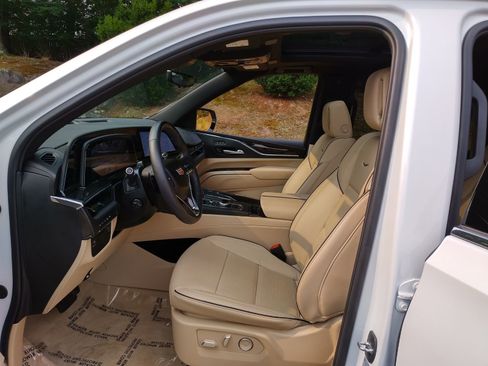 Certified 2024 Cadillac Escalade ESV Premium Luxury image 10