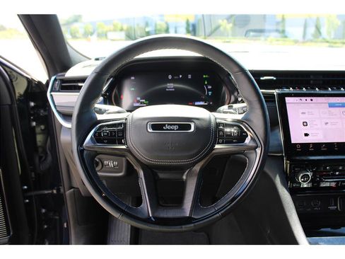 Used 2022 Jeep Grand Cherokee Overland w/ Advanced Protech Group III AWD/4WD image 17