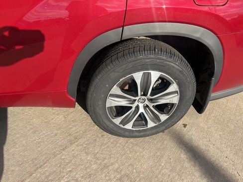 Used 2022 Toyota Highlander XLE image 10