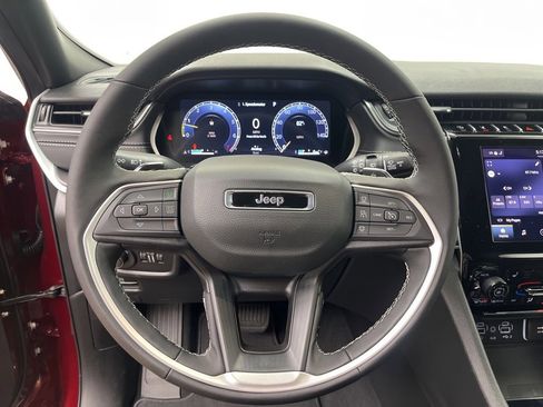 New 2025 Jeep Grand Cherokee Altitude image 13