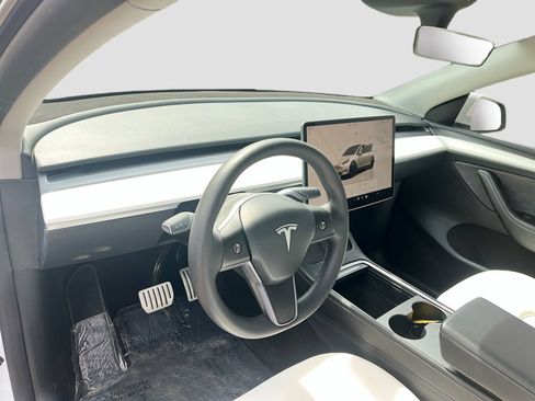 Used 2024 Tesla Model Y Performance AWD/4WD image 9
