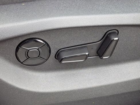 New 2026 Volkswagen Tiguan SE image 28