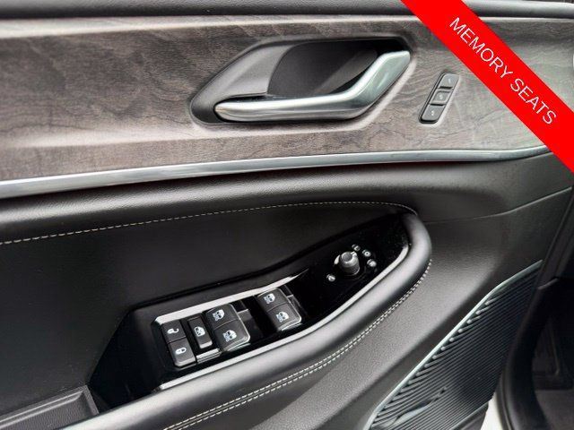 Used 2023 Jeep Grand Cherokee Overland AWD/4WD image 28