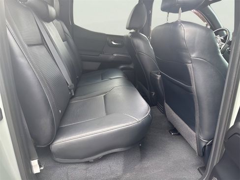 Used 2022 Toyota Tacoma TRD Off-Road image 16