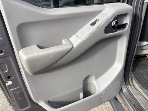 Used 2018 Nissan Frontier SV image 5