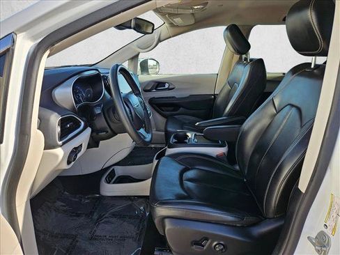 Used 2023 Chrysler Pacifica Touring-L FWD image 20