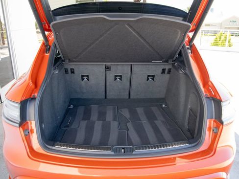 Certified 2025 Porsche Macan AWD/4WD image 22
