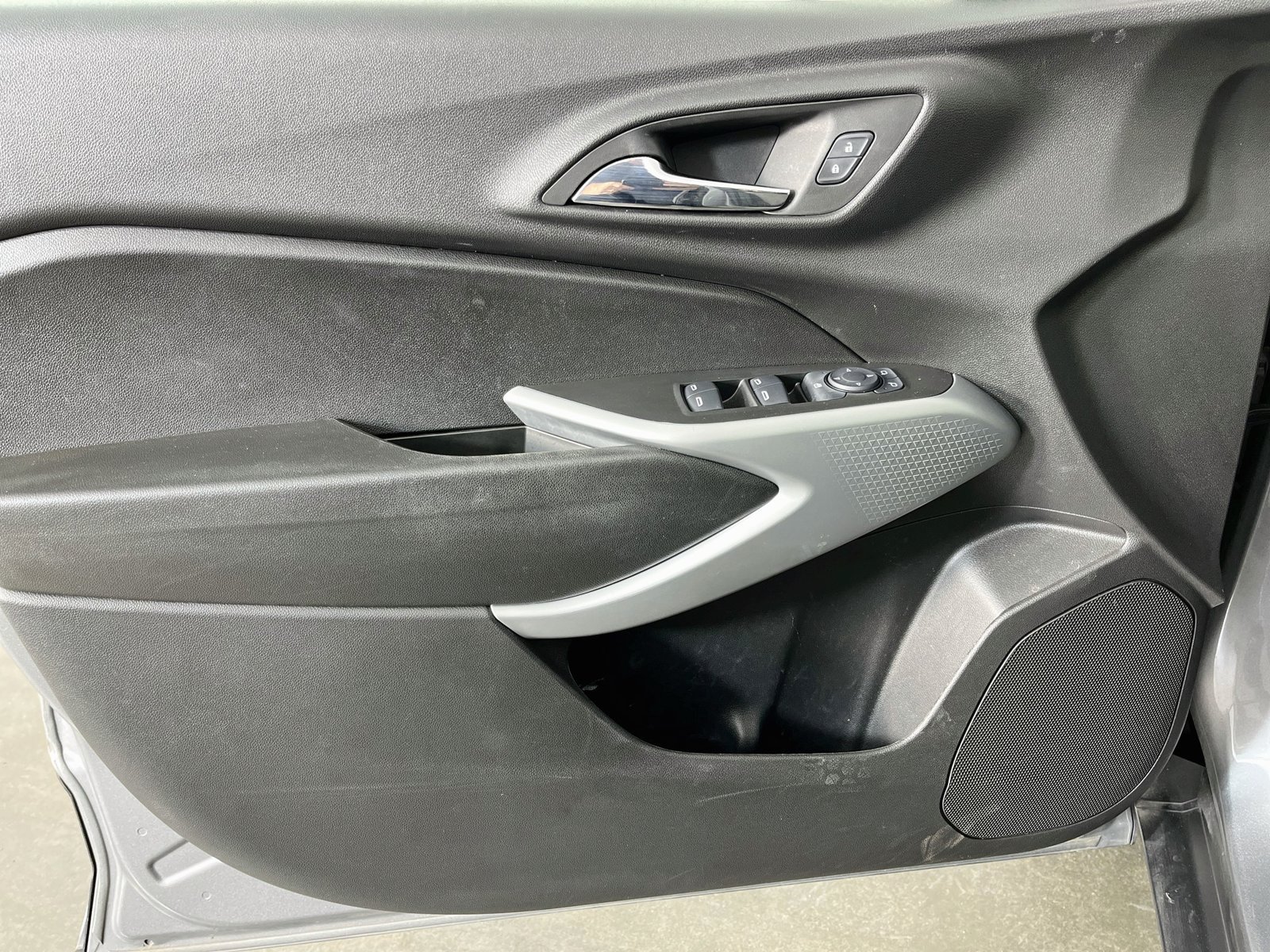 Used 2025 Chevrolet Trax LS w/ Driver Confidence Package FWD image 25