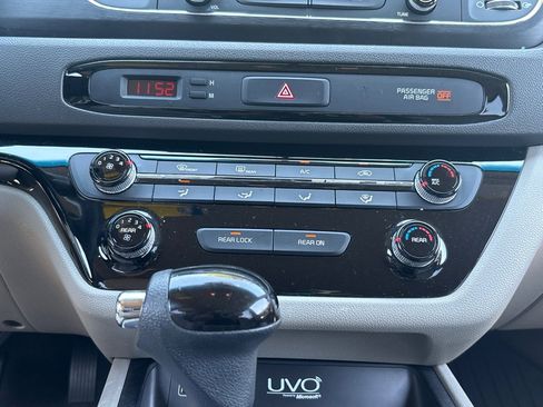 Used 2016 Kia Sedona LX w/ Option Group 020 FWD image 16