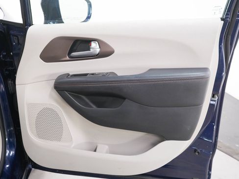 Used 2017 Chrysler Pacifica Touring-L FWD image 12
