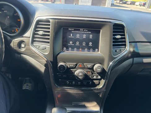 Used 2019 Jeep Grand Cherokee Laredo AWD/4WD image 15