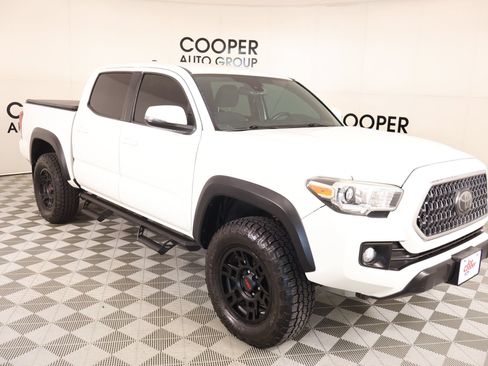 Used 2018 Toyota Tacoma TRD Off-Road w/ Technology Package AWD/4WD image 1