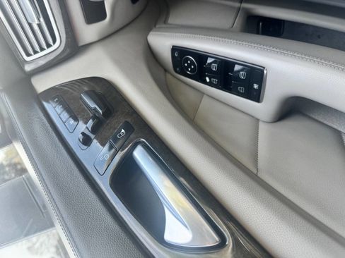 Used 2014 Mercedes-Benz CLS 550 w/ Premium 1 Package image 21