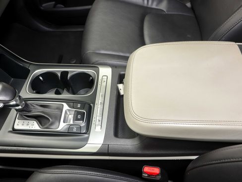 Used 2022 Kia Carnival LX image 20