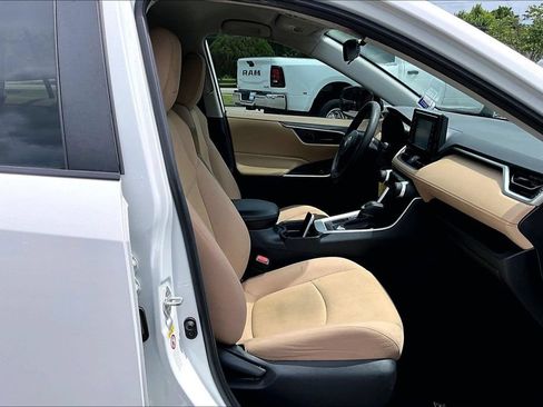 Used 2019 Toyota RAV4 LE FWD image 7