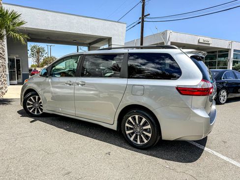 Used 2019 Toyota Sienna XLE w/ XLE Navigation Package AWD/4WD image 4