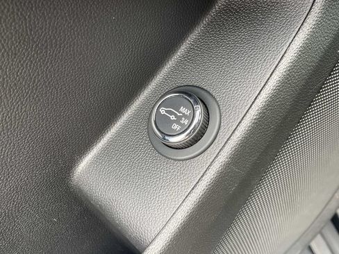 Used 2023 Chevrolet Traverse LT FWD image 18