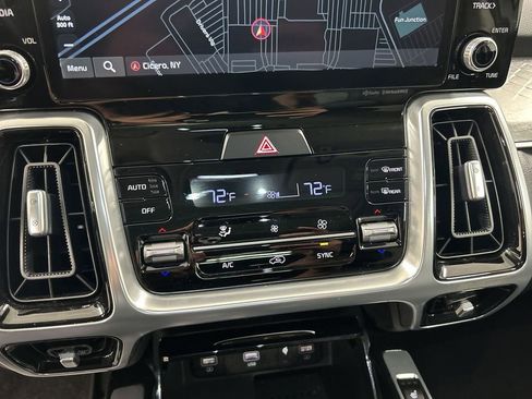 Certified 2022 Kia Sorento SX image 17