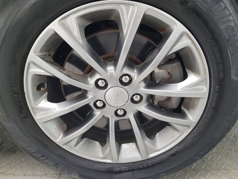 Used 2019 Jeep Cherokee Latitude Plus w/ Comfort/Convenience Group image 31