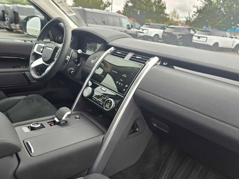 Certified 2024 Land Rover Discovery S image 12