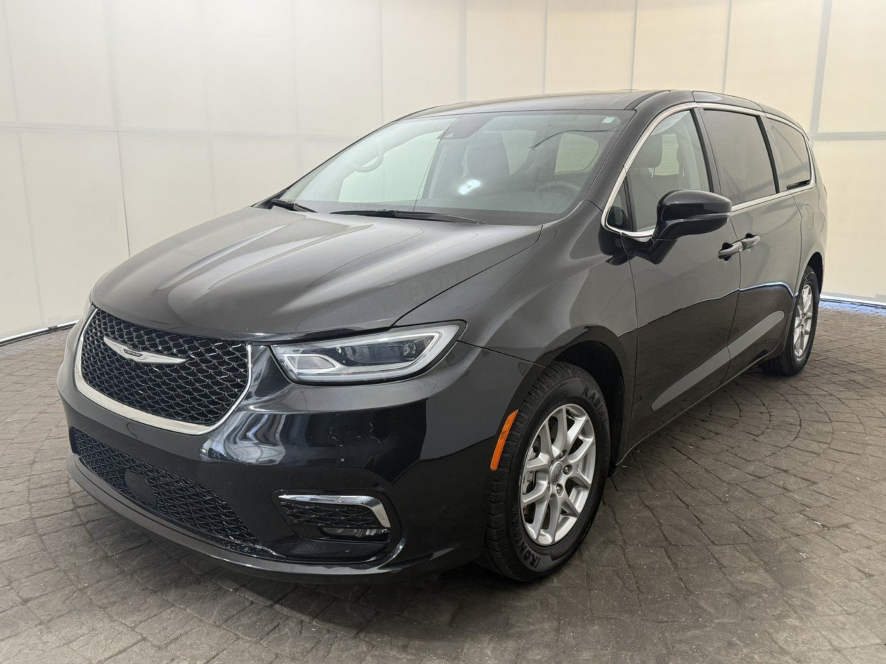 Used 2024 Chrysler Pacifica Touring-L FWD image 3
