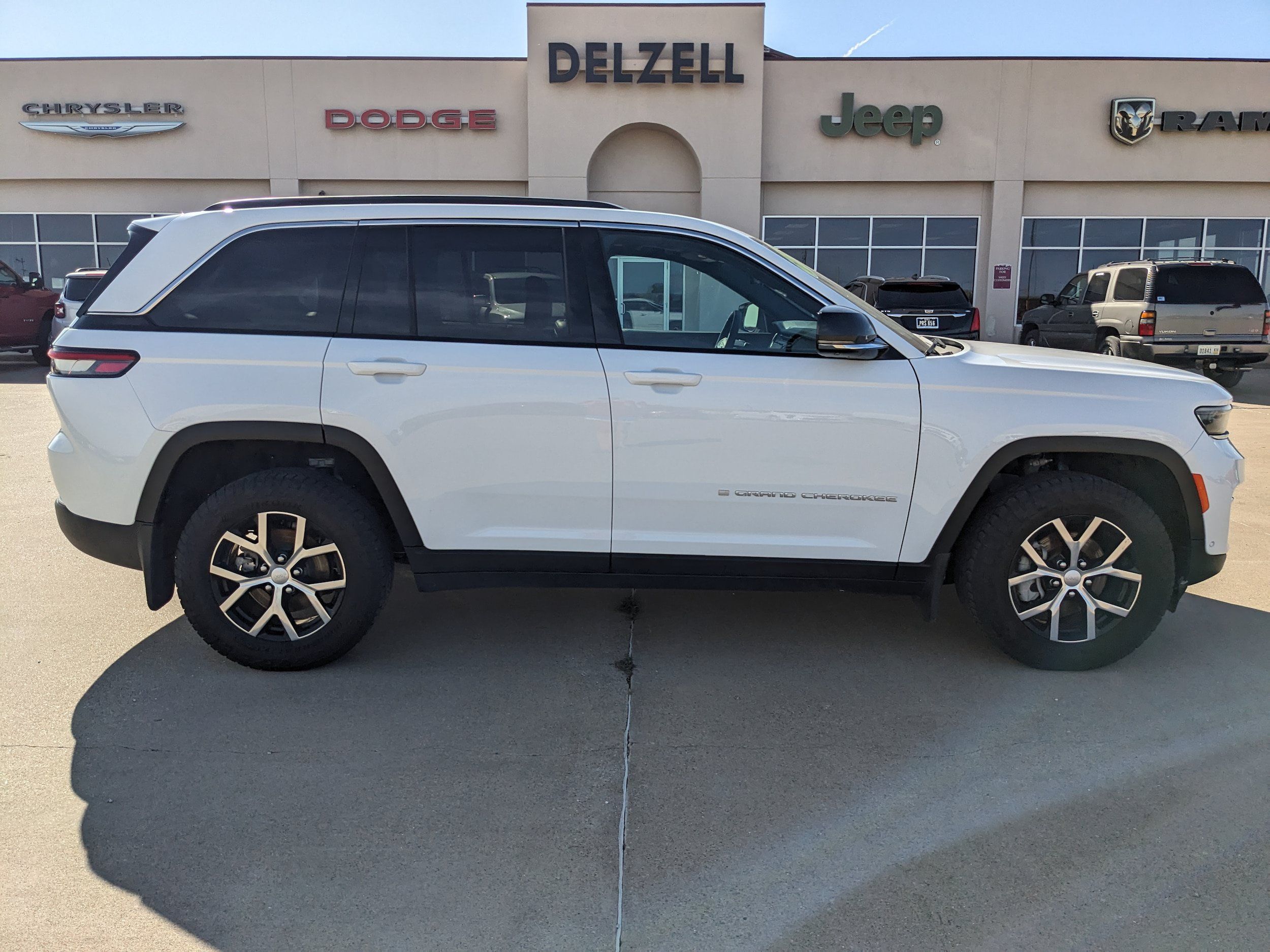Used 2024 Jeep Grand Cherokee Limited w/ Luxury Tech Group II AWD/4WD image 1