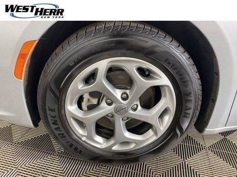 Used 2023 Chrysler Pacifica Limited FWD image 45