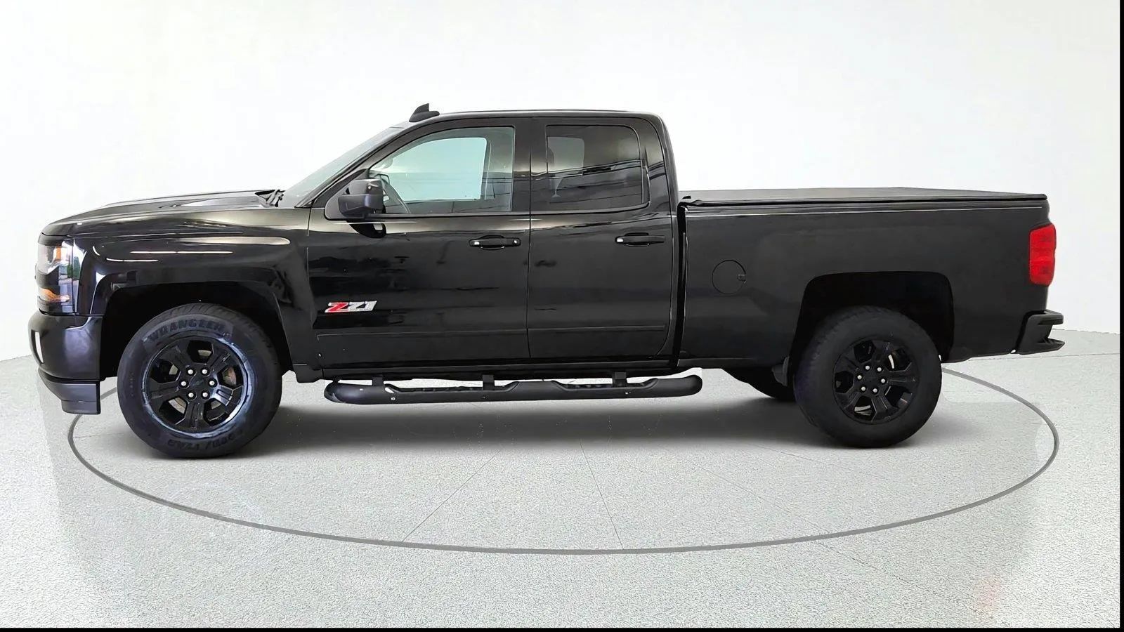 Used 2017 Chevrolet Silverado 1500 LT w/ Midnight Edition AWD/4WD image 5