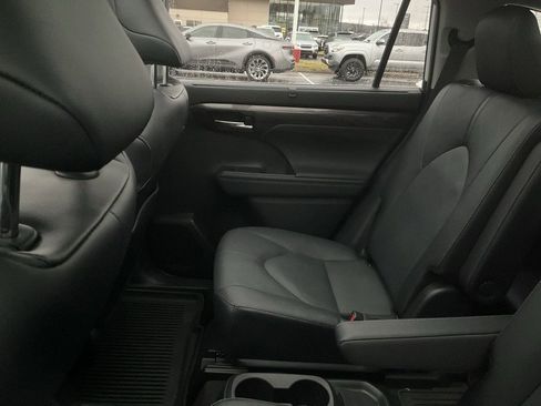 Used 2024 Toyota Highlander Platinum image 10