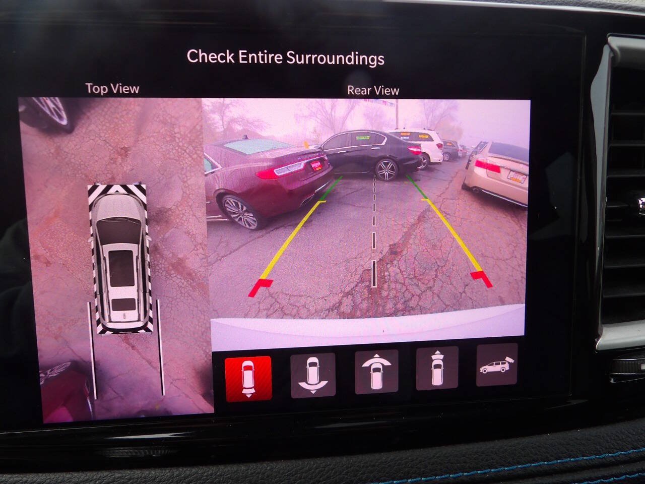 Used 2021 Chrysler Pacifica Touring-L FWD image 19
