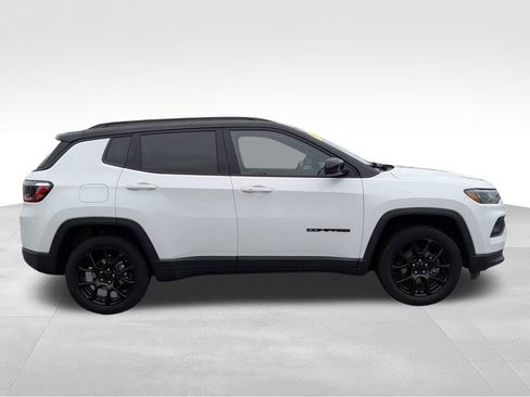 Used 2022 Jeep Compass Latitude w/ Convenience Group AWD/4WD image 3