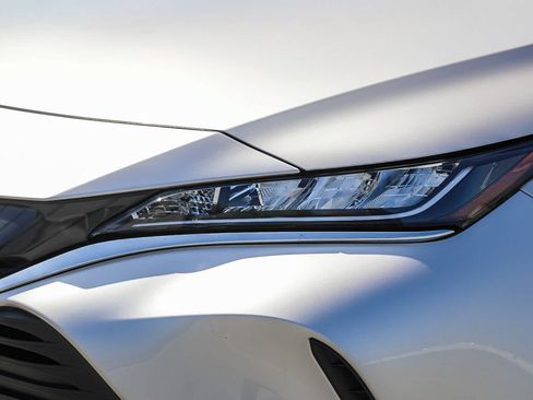 Used 2021 Toyota Venza LE AWD/4WD image 8