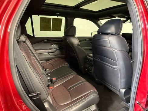Used 2025 Honda Pilot Black Edition image 47