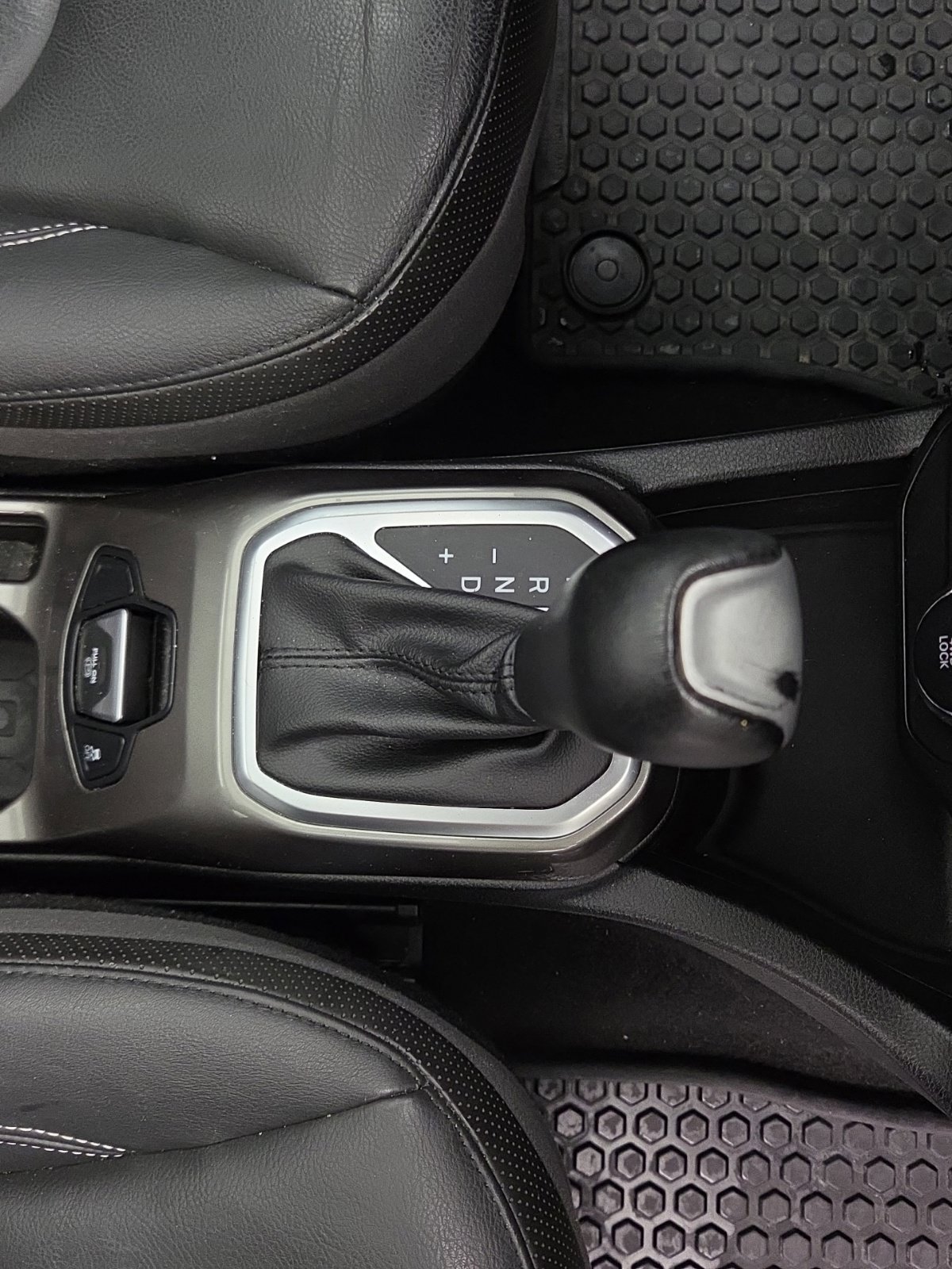 Certified 2018 Jeep Renegade Limited w/ UConnect 8.4 Nav Group AWD/4WD image 29