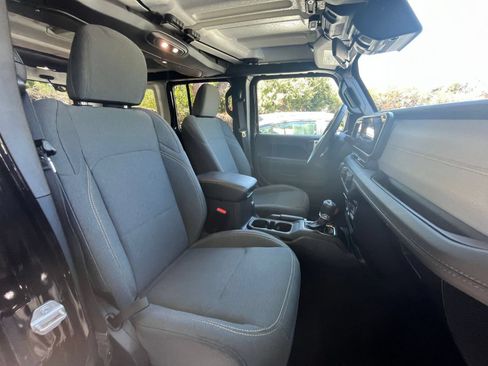 Used 2025 Jeep Wrangler Unlimited Sahara AWD/4WD image 36
