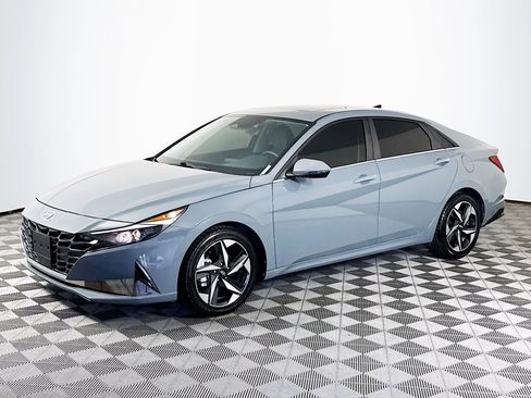 Used 2022 Hyundai Elantra SEL w/ Convenience + Premium Package FWD image 4