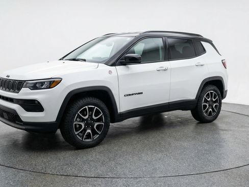 Used 2025 Jeep Compass Trailhawk AWD/4WD image 3