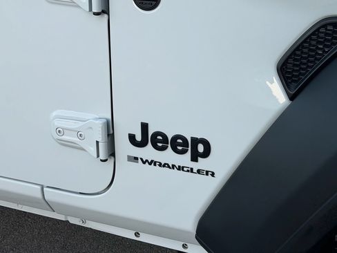Used 2025 Jeep Wrangler Unlimited Sport AWD/4WD image 10
