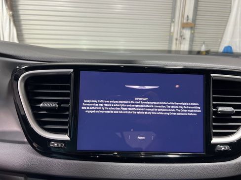 Used 2025 Chrysler Pacifica Select image 28