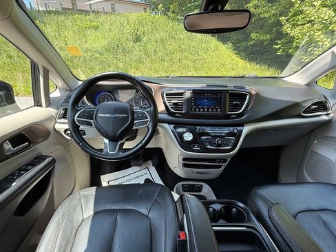 Used 2019 Chrysler Pacifica Touring-L FWD image 10