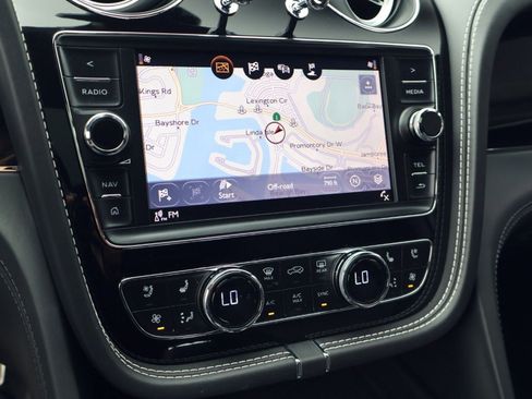 Certified 2018 Bentley Bentayga AWD/4WD image 17
