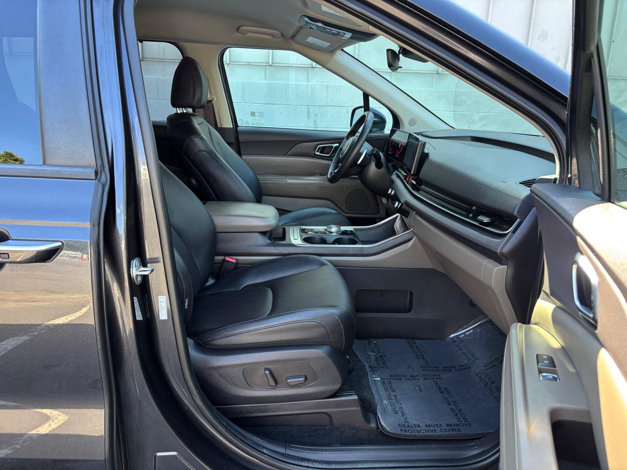 Used 2025 Kia Carnival EX FWD image 22