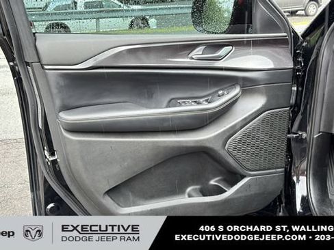 Used 2023 Jeep Grand Cherokee Altitude AWD/4WD image 8