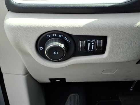 Used 2024 Chrysler Pacifica Touring-L image 23