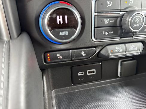 Used 2021 Chevrolet Suburban Z71 image 24