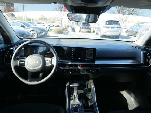 Used 2025 Kia Sorento LX image 17